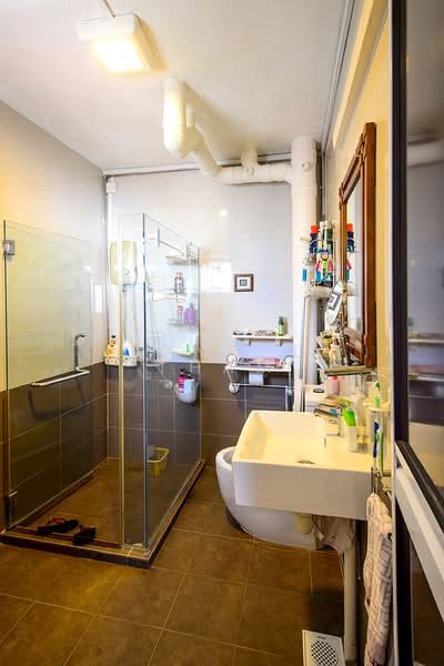 147 Tampines Avenue 5, 147 Tampines Avenue 5, 4 Bedrooms, 1,614 sqft, HDB Flat For Sale, by Conrad Tham, 500124779 - Bathroom - PropertyGuru.com.sg