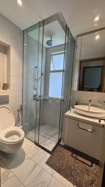 Valley House, 338 River Valley Road, 4 Bedrooms, 1,692 sqft, Condominium For Rent, by Edmund Tan, 500124901 - Common Bathroom - PropertyGuru.com.sg