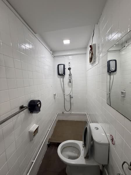 Textile Centre, 200 Jalan Sultan, 883 sqft, Office For Rent, by Remus Lim, 500124942 - Bathroom - CommercialGuru.com.sg