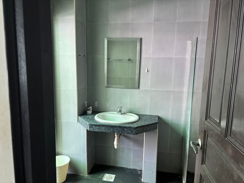 Barossa Gardens, Pasir Panjang Road, Room Rental, 250 sqft, Terraced House For Rent, by Steve Teo, 500124945 - Bathroom - PropertyGuru.com.sg