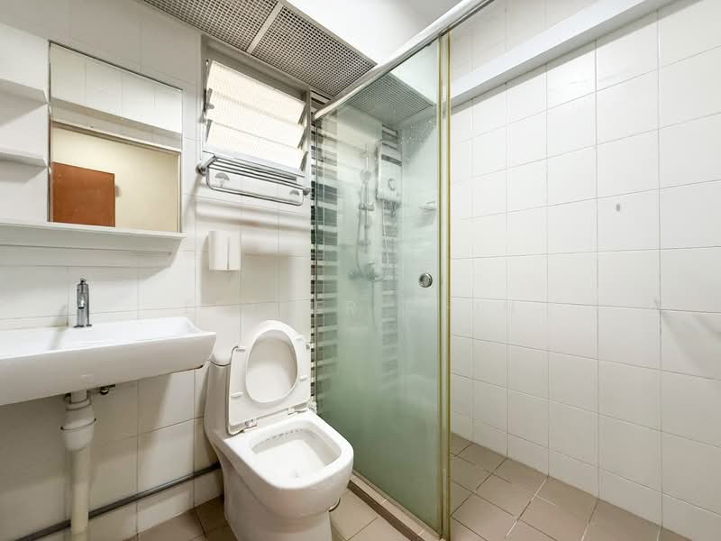 504D Yishun Street 51, 504D Yishun Street 51, 3 Bedrooms, 1,001 sqft, HDB Flat For Sale, by Esther Chin, 500124948 - Bathroom - PropertyGuru.com.sg