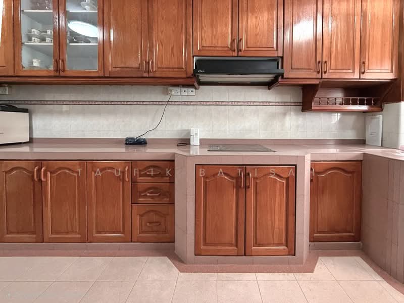172 Yishun Avenue 7, 172 Yishun Avenue 7, 3 Bedrooms, 1,109 sqft, HDB Flat For Sale, by Taufik Batisah, 500124980 - Kitchen - PropertyGuru.com.sg