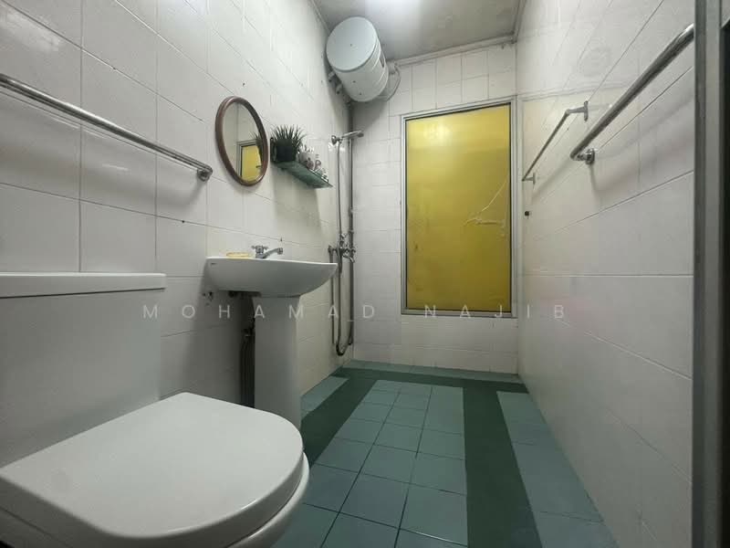 892B Woodlands Drive 50, 892B Woodlands Drive 50, 4 Bedrooms, 1,302 sqft, HDB Flat For Sale, by Mohamad Najib, 500125127 - Bathroom - PropertyGuru.com.sg