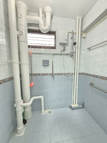 18 Bedok South Road, 18 Bedok South Road, 2 Bedrooms, 700 sqft, HDB Flat For Rent, by Jeffrey Tay, 500125136 - Bathroom - PropertyGuru.com.sg