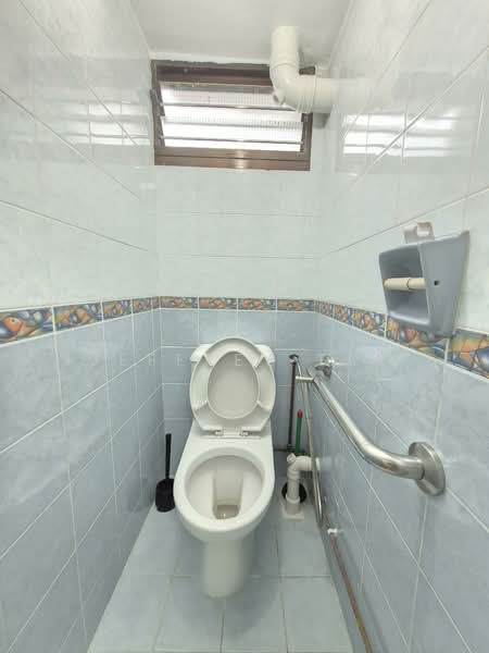 18 Bedok South Road, 18 Bedok South Road, 2 Bedrooms, 700 sqft, HDB Flat For Rent, by Jeffrey Tay, 500125136 - Bathroom - PropertyGuru.com.sg