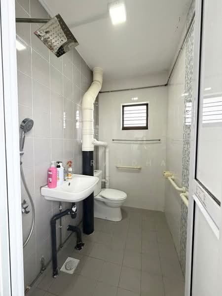 475 Jurong West Street 41, 475 Jurong West Street 41, 2 Bedrooms, 785 sqft, HDB Flat For Sale, by SQ Raudha, 500125139 - Bathroom - PropertyGuru.com.sg