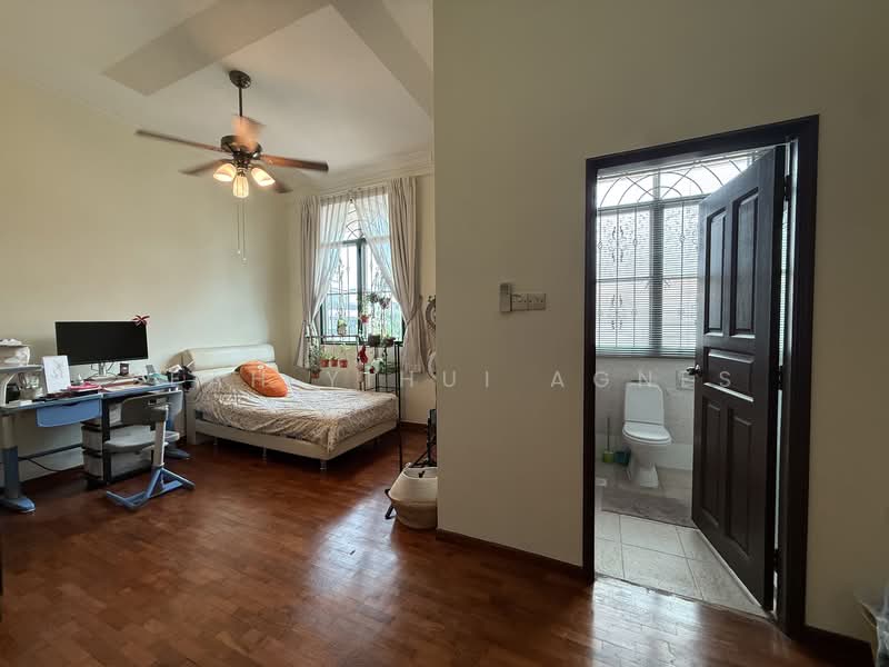 Chuan Vista, Chuan Drive, 5 Bedrooms, 2,600 sqft, Terraced House For Sale, by Seah Yihui Agnes, 500125152 - Junior Master room - PropertyGuru.com.sg
