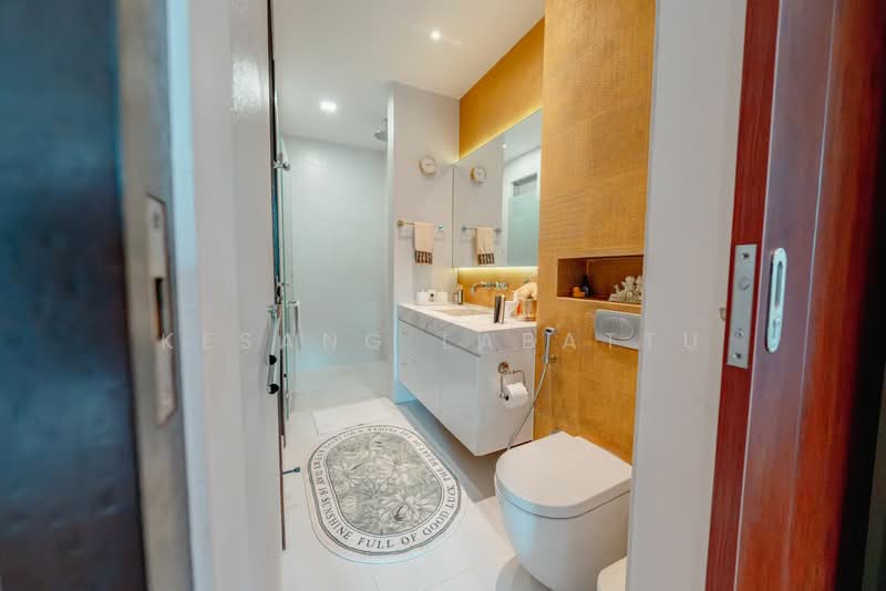 Jalan Kuras, Jalan Kuras, 5 Bedrooms, 4,900 sqft, Terraced House For Rent, by Kesang Labattu, 500125160 - Bathroom - PropertyGuru.com.sg