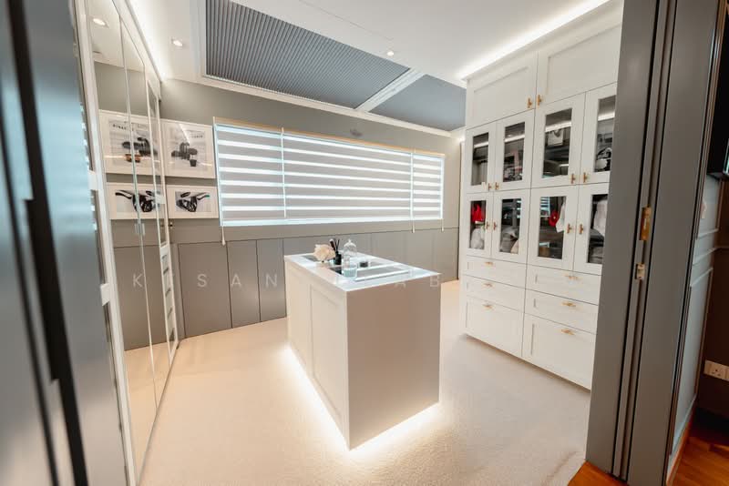 Jalan Kuras, Jalan Kuras, 5 Bedrooms, 4,900 sqft, Terraced House For Rent, by Kesang Labattu, 500125160 - Master walk In closet - PropertyGuru.com.sg