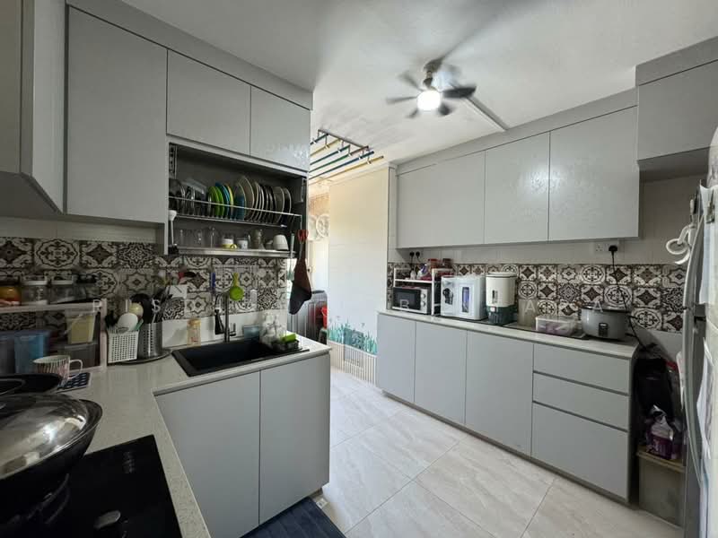 429 Pasir Ris Drive 6, 429 Pasir Ris Drive 6, 4 Bedrooms, 1,130 sqft, HDB Flat For Sale, by Risdian Isbintara, 500125174 - Kitchen view 1 - PropertyGuru.com.sg