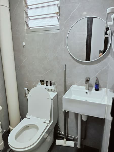 210 Jurong East Street 21, 210 Jurong East Street 21, 2 Bedrooms, 721 sqft, HDB Flat For Sale, by Dayna Ong, 500125181 - Bathroom - PropertyGuru.com.sg