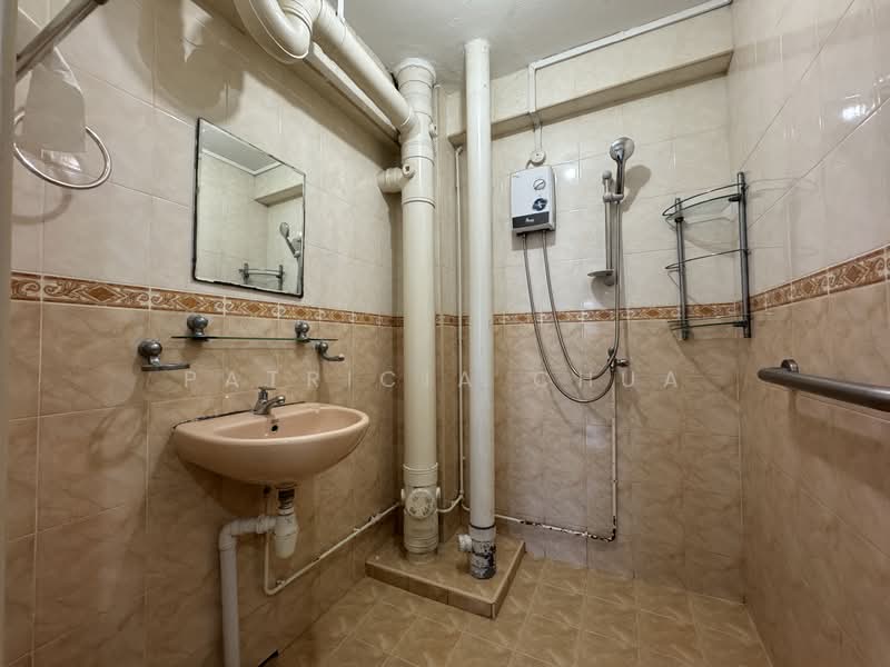 334 Kreta Ayer Road, 334 Kreta Ayer Road, 3 Bedrooms, 893 sqft, HDB Flat For Rent, by Patricia Chua, 500125192 - Bathroom - PropertyGuru.com.sg