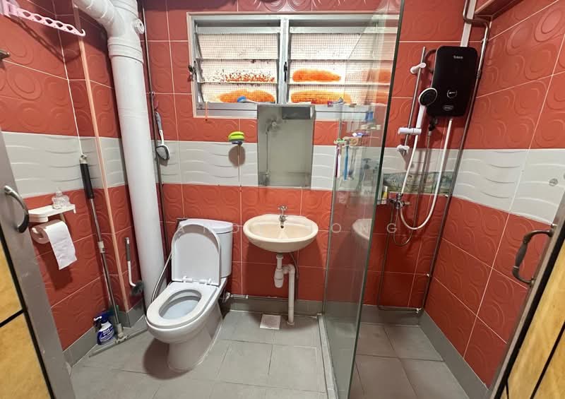 857 Jurong West Street 81, 857 Jurong West Street 81, 3 Bedrooms, 1,097 sqft, HDB Flat For Sale, by Sandy Hong, 500125193 - Bathroom - PropertyGuru.com.sg