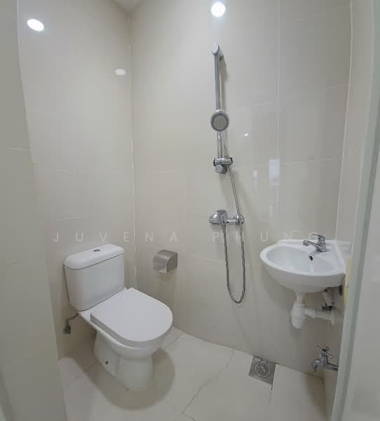 The Palette, 107 Pasir Ris Grove, 3 Bedrooms, 1,066 sqft, Condominium For Sale, by Juvena Phung, 500125200 - Helper s toilet - PropertyGuru.com.sg