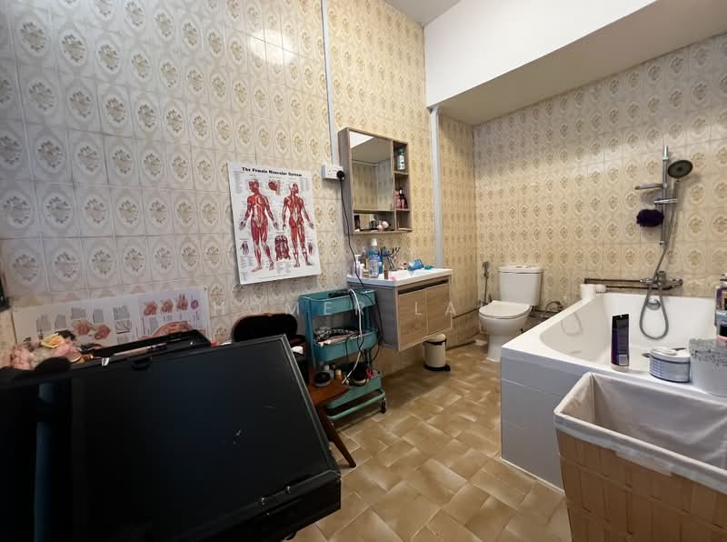 Renovated 5+1 Bedrooms Landed Terrace, Katong, 6 Bedrooms, 2,500 sqft, Terraced House For Rent, by Homer Lau, 500125202 - Bathroom - PropertyGuru.com.sg