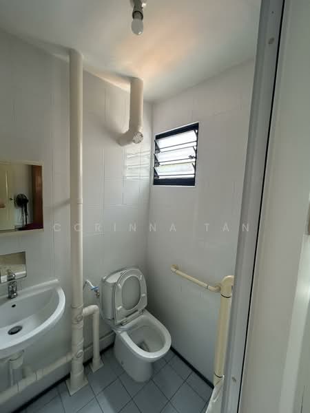 128 Ang Mo Kio Avenue 3, 128 Ang Mo Kio Avenue 3, 3 Bedrooms, 990 sqft, HDB Flat For Rent, by Corinna Tan, 500125203 - Bathroom - PropertyGuru.com.sg