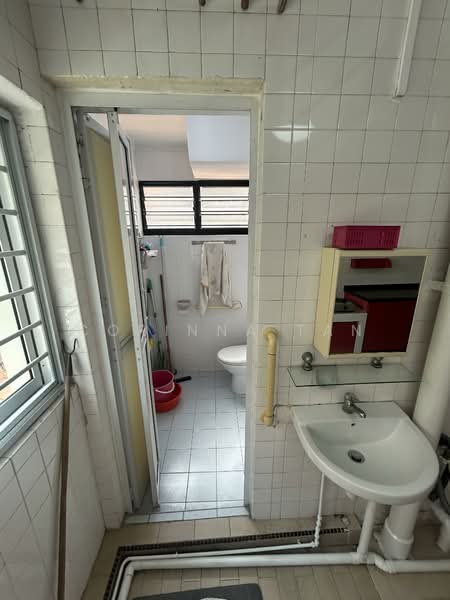 128 Ang Mo Kio Avenue 3, 128 Ang Mo Kio Avenue 3, 3 Bedrooms, 990 sqft, HDB Flat For Rent, by Corinna Tan, 500125203 - Bathroom - PropertyGuru.com.sg