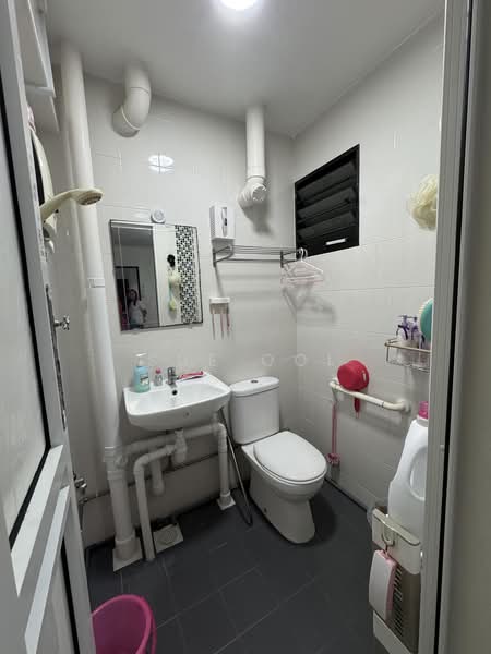 639 Ang Mo Kio Avenue 6, 639 Ang Mo Kio Avenue 6, 2 Bedrooms, 882 sqft, HDB Flat For Rent, by Sue Ooi, 500125206 - Bathroom - PropertyGuru.com.sg
