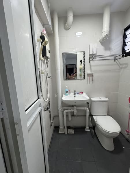 639 Ang Mo Kio Avenue 6, 639 Ang Mo Kio Avenue 6, 2 Bedrooms, 882 sqft, HDB Flat For Rent, by Sue Ooi, 500125206 - Bathroom - PropertyGuru.com.sg