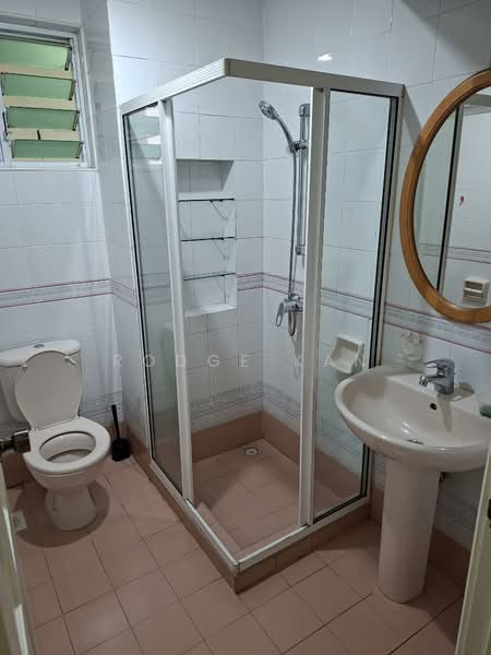 Symphony Heights, 33 Hume Avenue, 3 Bedrooms, 1,206 sqft, Condominium For Rent, by Rodge Kan, 500125224 - Bathroom - PropertyGuru.com.sg