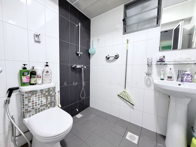 316B Punggol Way, 316B Punggol Way, 3 Bedrooms, 1,001 sqft, HDB Flat For Sale, by Mohamed Yaseen, 500125250 - Bathroom - PropertyGuru.com.sg