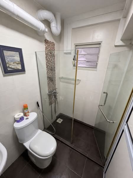 176A Edgefield Plains, 176A Edgefield Plains, 3 Bedrooms, 1,184 sqft, HDB Flat For Sale, by Alan Lim, 500125287 - Master Bathroom - PropertyGuru.com.sg