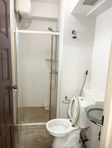 132 Edgedale Plains, 132 Edgedale Plains, 2 Bedrooms, 900 sqft, HDB Flat For Rent, by Alan Loh, 500125298 - Bathroom - PropertyGuru.com.sg