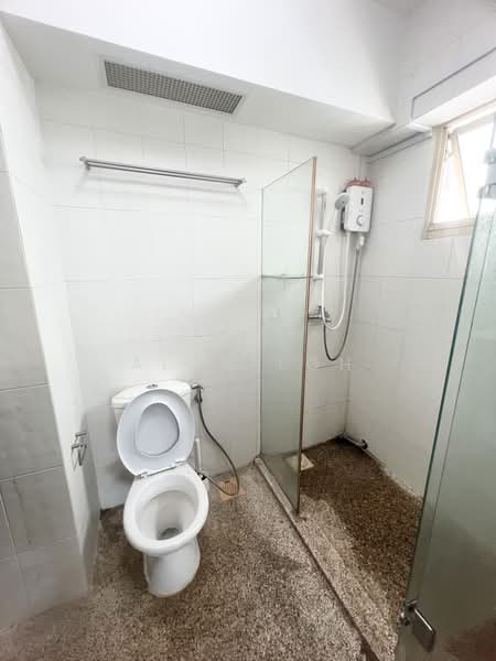 132 Edgedale Plains, 132 Edgedale Plains, 2 Bedrooms, 900 sqft, HDB Flat For Rent, by Alan Loh, 500125298 - Bathroom - PropertyGuru.com.sg