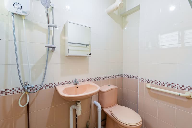 309 Shunfu Road, 309 Shunfu Road, 3 Bedrooms, 1,023 sqft, HDB Flat For Sale, by PROPSELLER PTE. LTD., 500125334 - Bathroom - PropertyGuru.com.sg