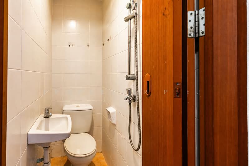 Rivervale Crest, 7 Rivervale Crescent, 3 Bedrooms, 1,206 sqft, Condominium For Sale, by PROPSELLER PTE. LTD., 500125362 - Bathroom - PropertyGuru.com.sg