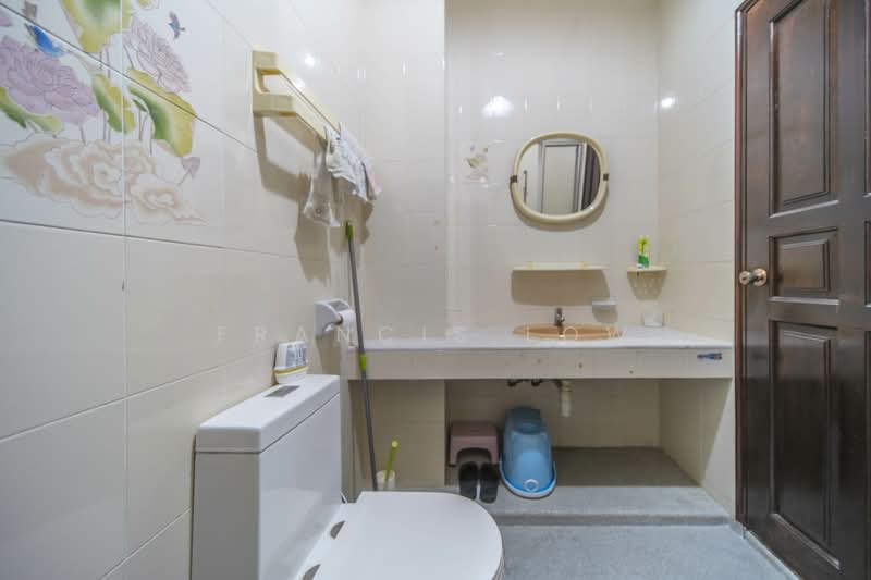 Lowland Road Sizable Terrace, Lowland Road, 5 Bedrooms, 3,400 sqft, Terraced House For Sale, by Francis Low, 500125364 - Attached Bathroom - PropertyGuru.com.sg