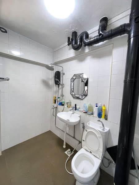 571 Hougang Street 51, 571 Hougang Street 51, 3 Bedrooms, 1,065 sqft, HDB Flat For Sale, by Kelvin Tan 陈克辉, 500125382 - Bathroom - PropertyGuru.com.sg