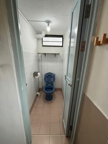 15 Hougang Avenue 3, 15 Hougang Avenue 3, 3 Bedrooms, 882 sqft, HDB Flat For Sale, by Eddie SOH, 500125384 - Bathroom - PropertyGuru.com.sg