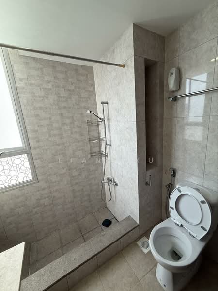 The Lakeshore, 33 Jurong West Street 41, 2 Bedrooms, 861 sqft, Condominium For Rent, by Liang Xu, 500125388 - Master Bathroom - PropertyGuru.com.sg