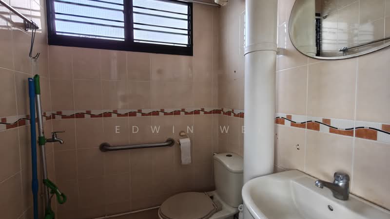 415 Ang Mo Kio Avenue 10, 415 Ang Mo Kio Avenue 10, 3 Bedrooms, 1,100 sqft, HDB Flat For Rent, by Edwin Wee, 500125395 - Bathroom - PropertyGuru.com.sg