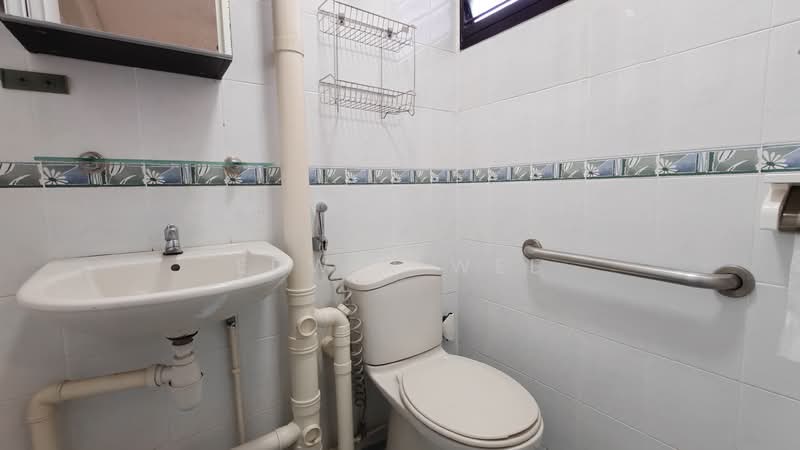 415 Ang Mo Kio Avenue 10, 415 Ang Mo Kio Avenue 10, 3 Bedrooms, 1,100 sqft, HDB Flat For Rent, by Edwin Wee, 500125395 - Bathroom - PropertyGuru.com.sg