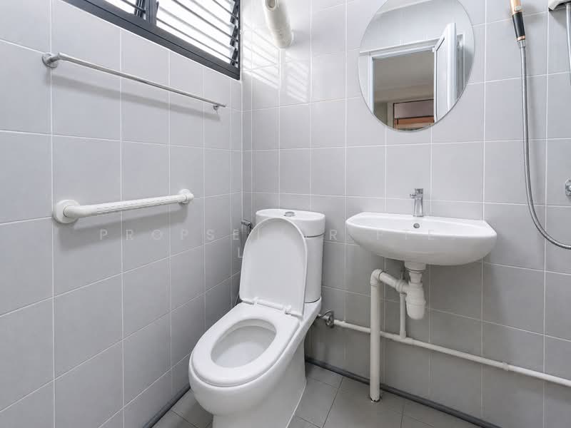678 Hougang Avenue 8, 678 Hougang Avenue 8, 2 Bedrooms, 689 sqft, HDB Flat For Sale, by PROPSELLER PTE. LTD., 500125402 - Bathroom - PropertyGuru.com.sg