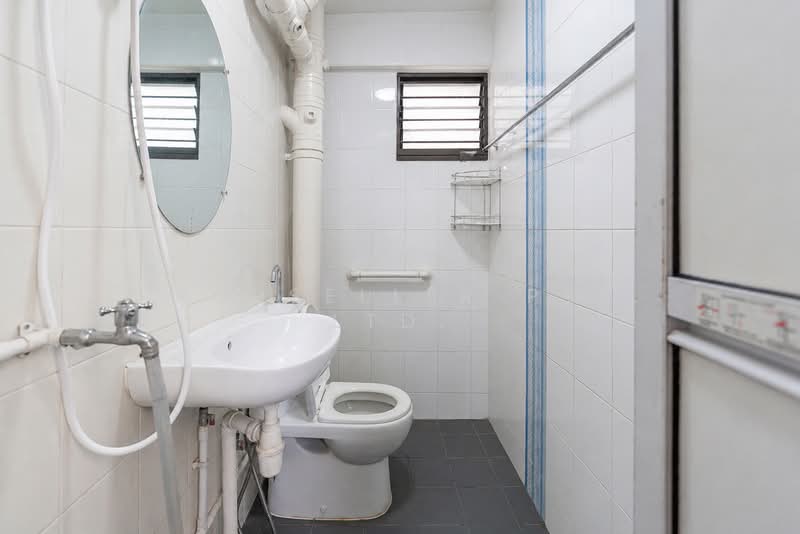 678 Hougang Avenue 8, 678 Hougang Avenue 8, 2 Bedrooms, 689 sqft, HDB Flat For Sale, by PROPSELLER PTE. LTD., 500125402 - Bathroom - PropertyGuru.com.sg