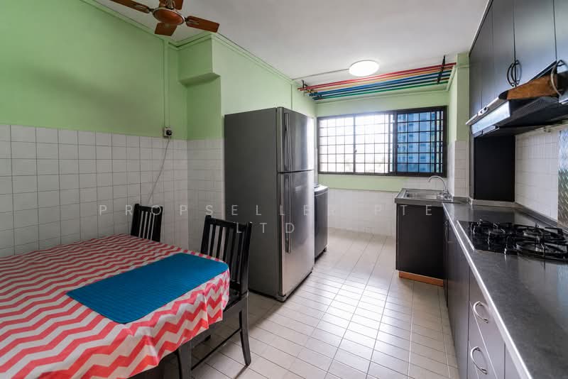 678 Hougang Avenue 8, 678 Hougang Avenue 8, 2 Bedrooms, 689 sqft, HDB Flat For Sale, by PROPSELLER PTE. LTD., 500125402 - Kitchen - PropertyGuru.com.sg