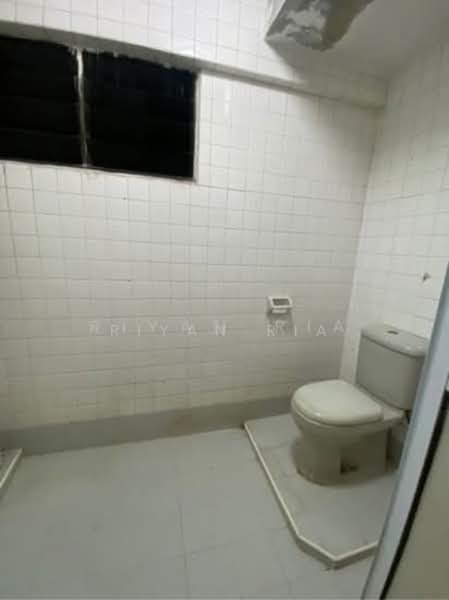 430 Jurong West Avenue 1, 430 Jurong West Avenue 1, 2 Bedrooms, 1,119 sqft, HDB Flat For Rent, by Riyan Ria, 500125407 - Bathroom - PropertyGuru.com.sg