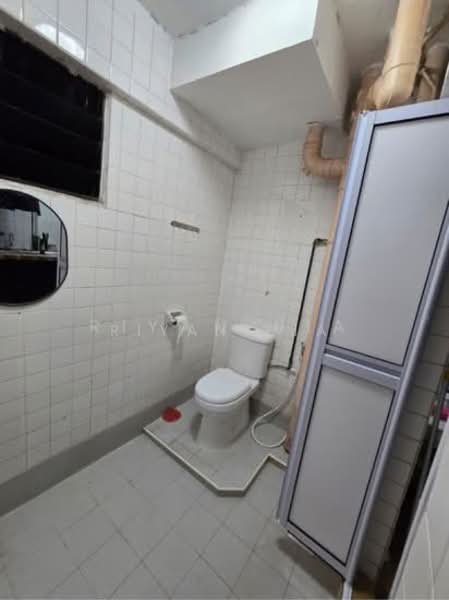 430 Jurong West Avenue 1, 430 Jurong West Avenue 1, 2 Bedrooms, 1,119 sqft, HDB Flat For Rent, by Riyan Ria, 500125407 - Bathroom - PropertyGuru.com.sg