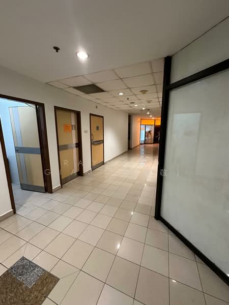 Sultan Plaza, 100 Jalan Sultan, 527 sqft, Mall Shop For Sale, by Raymond Giam (严麒敬), 500125425 - Corridor - CommercialGuru.com.sg