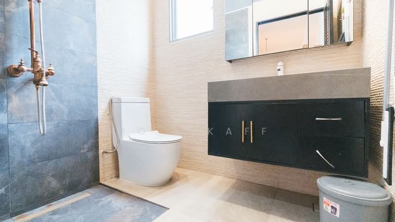Peakview Estate, , 6 Bedrooms, 3,800 sqft, Semi-Detached House For Sale, by Mo Alkaff, 500125438 - Bathroom - PropertyGuru.com.sg
