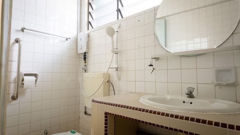 108 Tampines Street 11, 108 Tampines Street 11, 2 Bedrooms, 840 sqft, HDB Flat For Sale, by Arthur Lim, 500125441 - MASTER BATHROOM - PropertyGuru.com.sg