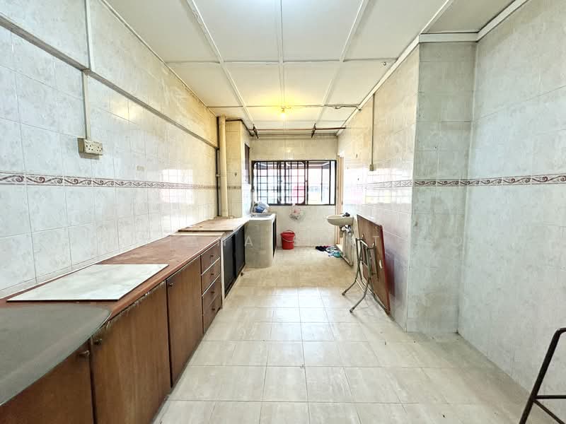 349 Jurong East Avenue 1, 349 Jurong East Avenue 1, 3 Bedrooms, 936 sqft, HDB Flat For Sale, by Noviana Santoso, 500125460 - Kitchen - PropertyGuru.com.sg
