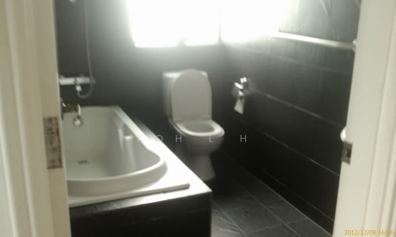 Highgate, 66 Toh Tuck Road, 3 Bedrooms, 1,301 sqft, Condominium For Sale, by Koh L H, 500125467 - Bathroom - PropertyGuru.com.sg