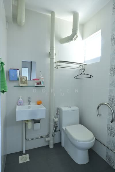 223 Serangoon Avenue 4, 223 Serangoon Avenue 4, 2 Bedrooms, 721 sqft, HDB Flat For Sale, by Doreen Lim, 500125478 - Bathroom - PropertyGuru.com.sg