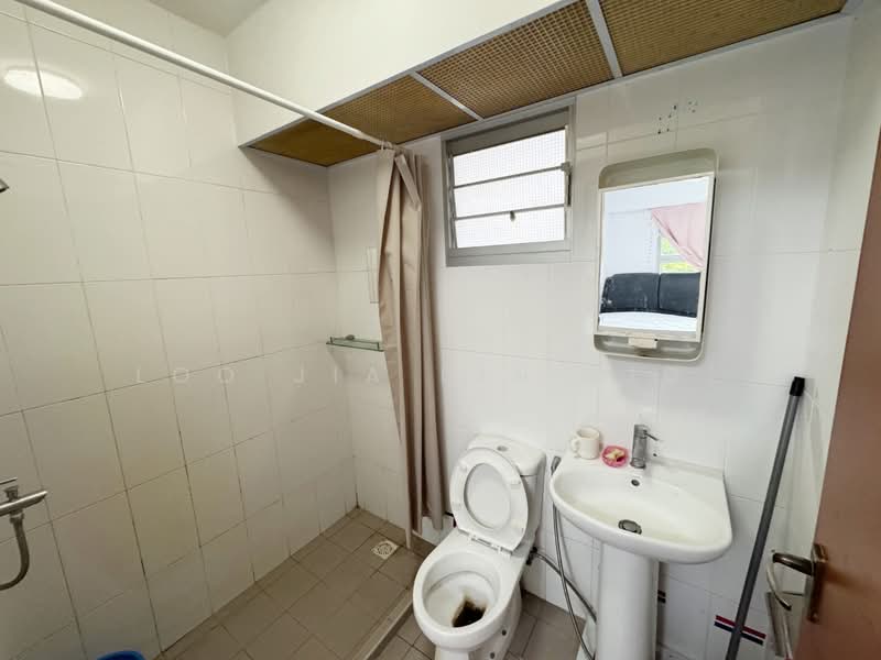 312B Clementi Avenue 4, 312B Clementi Avenue 4, 2 Bedrooms, 743 sqft, HDB Flat For Rent, by Loo Jia Bin (Jo), 500125484 - Bathroom - PropertyGuru.com.sg
