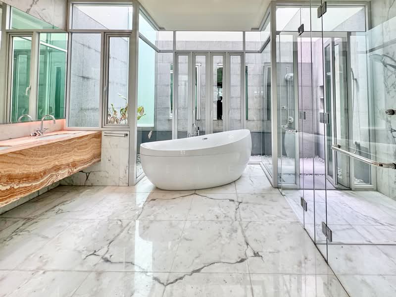 Luxurious Detached with Unblock View, Basement Carpark, Botanic / Trevose Crescent / Kheam Hock Road / Merryn Road/, 6 Bedrooms, 13,000 sqft, Detached House For Sale, by Eve Liew, 500125488 - Bathroom - PropertyGuru.com.sg