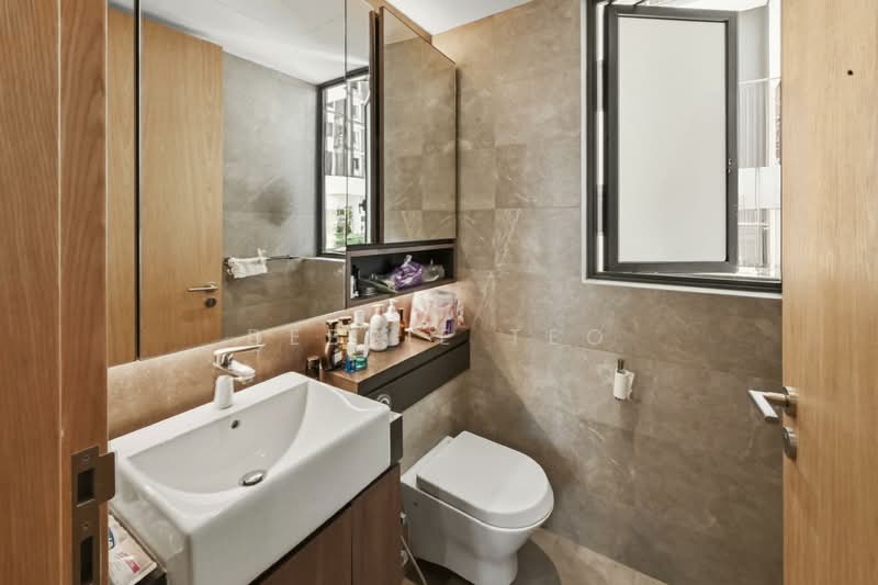Midwood, 8 Hillview Rise, 3 Bedrooms, 904 sqft, Condominium For Sale, by Debbie Teo, 500125505 - Bathroom - PropertyGuru.com.sg